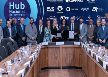 Autoridades e representantes de instituições tecnológicas entregando proposta em Brasília