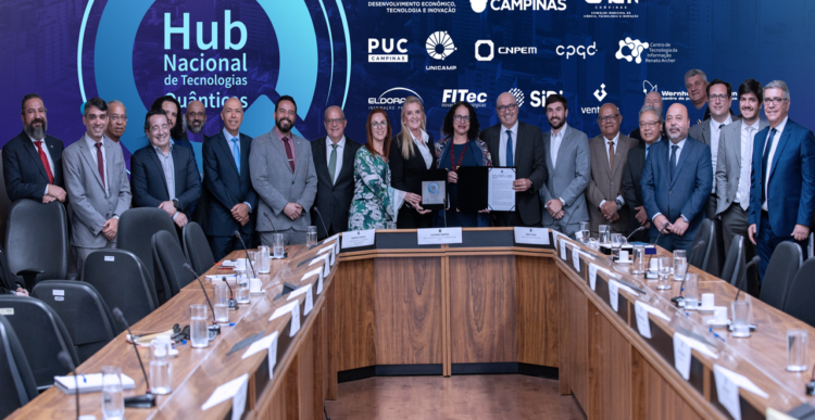 Autoridades e representantes de instituições tecnológicas entregando proposta em Brasília