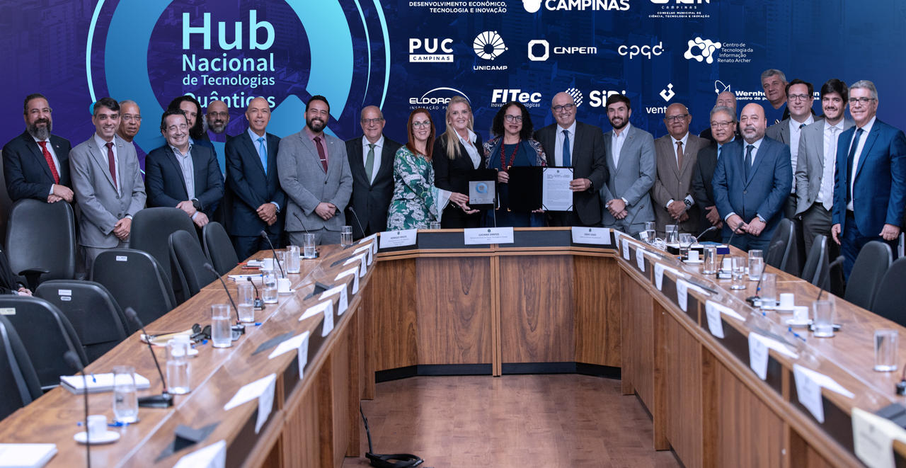 Autoridades e representantes de instituições tecnológicas entregando proposta em Brasília