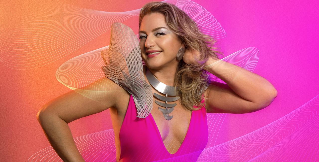 Cantora Maíra Guedes com microfone durante lançamento musical