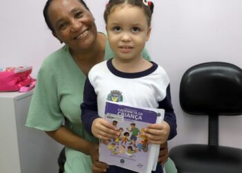 Secretaria de Saúde visita escolas e procura famílias para atualizar vacinação