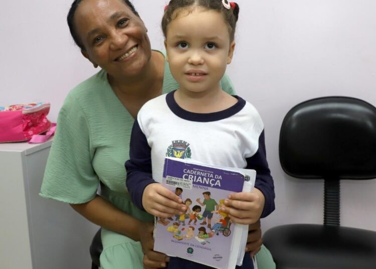 Secretaria de Saúde visita escolas e procura famílias para atualizar vacinação