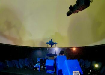 Planetário permitindo observar um céu projetado com mais de 60 constelações e cerca de 3 mil estrelas