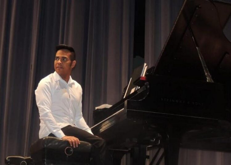 Cantores líricos acompanhados ao piano durante recital