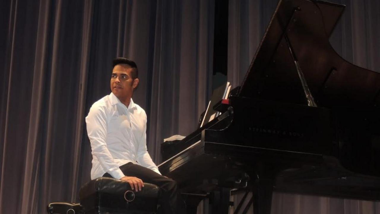 Cantores líricos acompanhados ao piano durante recital