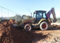 Obras para novas opções de lazer e esporte ao lado de campo gramado com integração à natureza