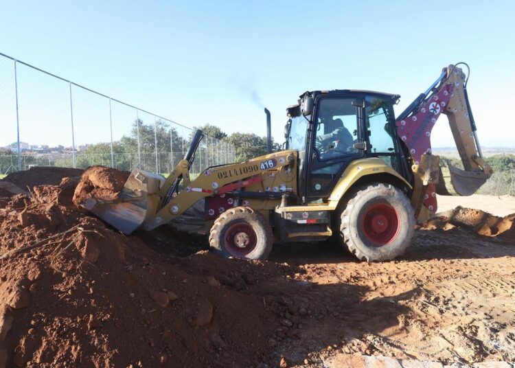 Obras para novas opções de lazer e esporte ao lado de campo gramado com integração à natureza