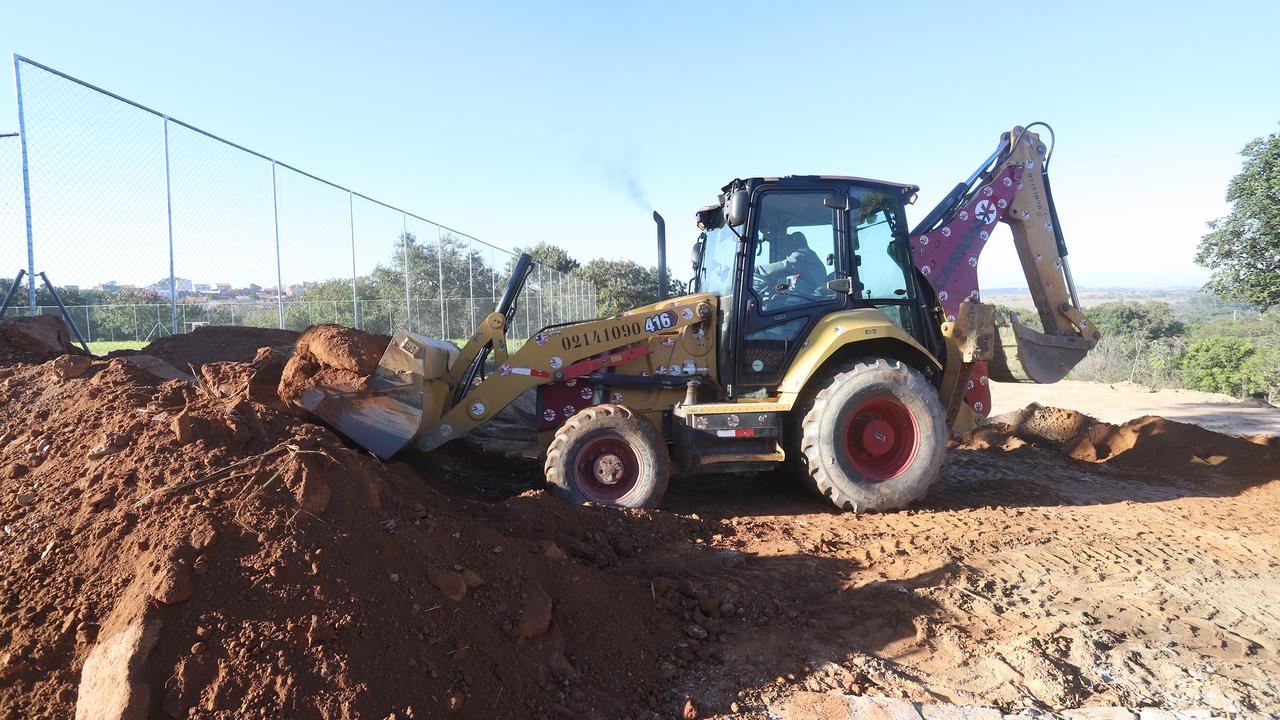 Obras para novas opções de lazer e esporte ao lado de campo gramado com integração à natureza