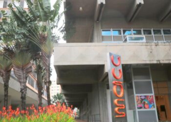 Oficina no Museu de Arte Contemporânea com jovens visitando exposição sobre mulheres no século 20