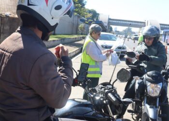 Motociclistas recebem orientações sobre segurança no trânsito