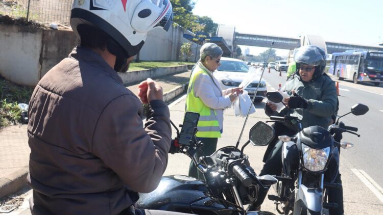 Motociclistas recebem orientações sobre segurança no trânsito