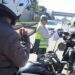 Motociclistas recebem orientações sobre segurança no trânsito