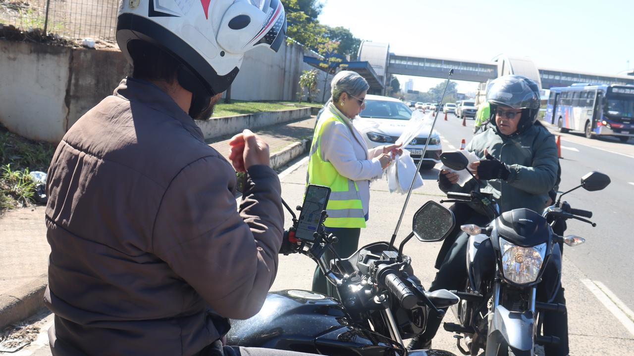 Motociclistas recebem orientações sobre segurança no trânsito