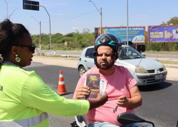 Equipamentos de segurança sendo entregues durante blitz educativa para motociclistas