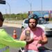 Equipamentos de segurança sendo entregues durante blitz educativa para motociclistas