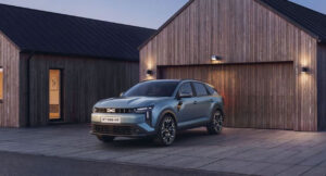 Dacia apresenta Striker, novo crossover híbrido que custará menos de R$ 185 mil na Europa