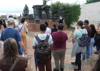 Visita apresenta aos participantes a trajetória de importantes personalidades campineiras sepultadas no local|Atividade destaca lendas urbanas e a arte tumular do Cemitério da Saudade