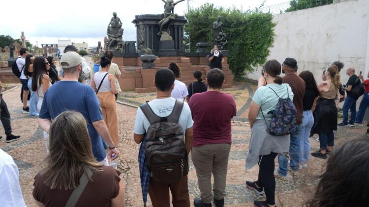 Visita apresenta aos participantes a trajetória de importantes personalidades campineiras sepultadas no local|Atividade destaca lendas urbanas e a arte tumular do Cemitério da Saudade