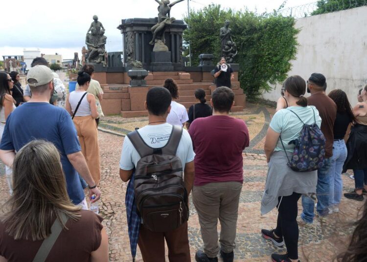 Visita apresenta aos participantes a trajetória de importantes personalidades campineiras sepultadas no local|Atividade destaca lendas urbanas e a arte tumular do Cemitério da Saudade