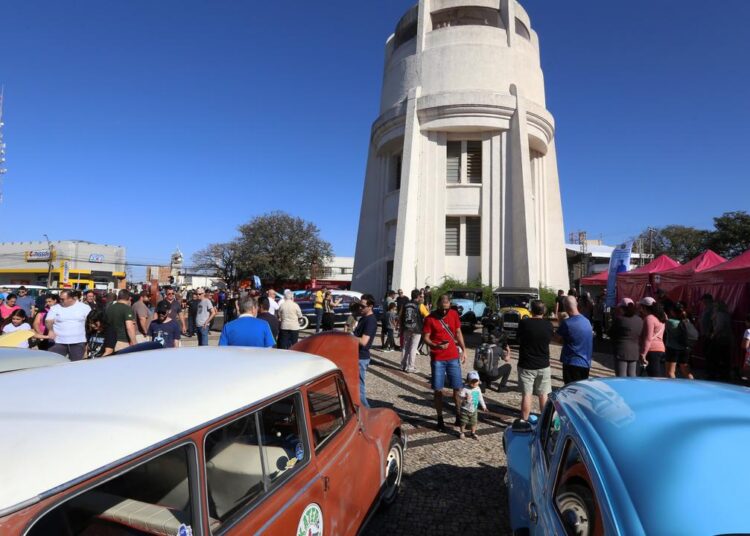 Carros antigos expostos na praça próximo à Torre do Castelo