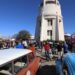 Carros antigos expostos na praça próximo à Torre do Castelo