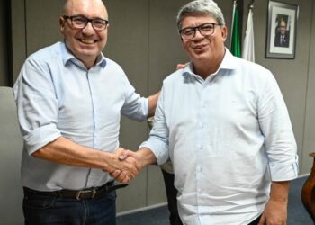 Dário Saadi e Wanderley de Almeida no gabinete do prefeito