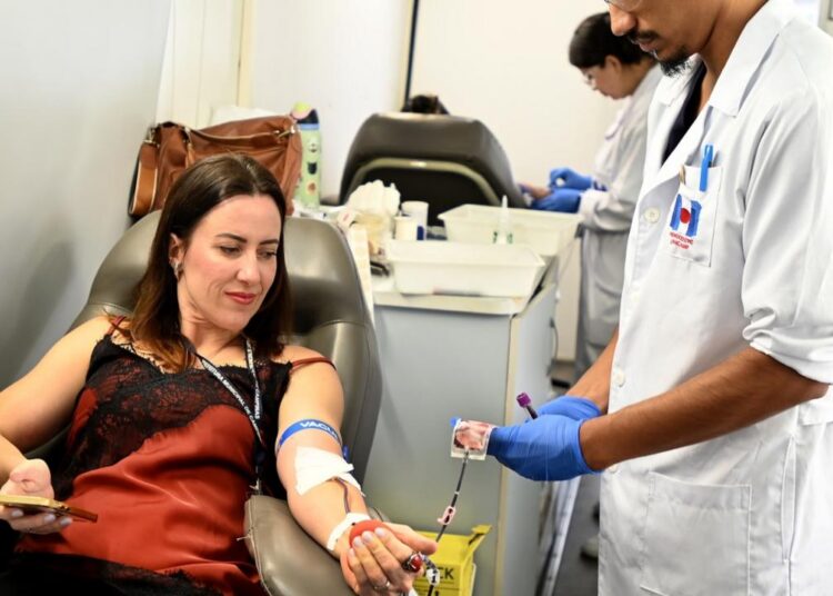 ônibus do Hemocentro para doação de sangue na Praça Beira-Rio