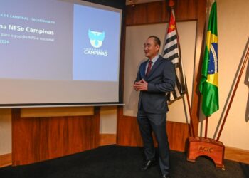 Diretor de Finanças César Saito participando do evento