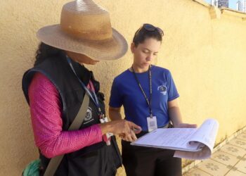 Colete azul escuro e crachá dos agentes comunitários de saúde de Campinas
