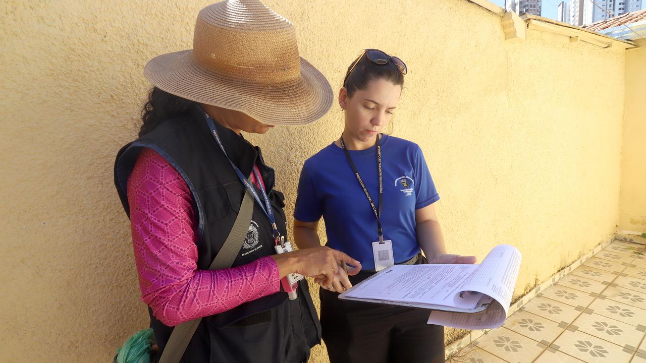Colete azul escuro e crachá dos agentes comunitários de saúde de Campinas