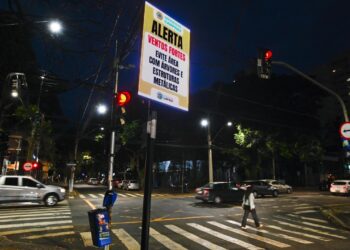 Campinas reforça orientações de segurança com alertas sobre ventos fortes nos painéis digitais da cidade