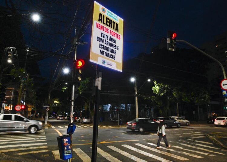 Campinas reforça orientações de segurança com alertas sobre ventos fortes nos painéis digitais da cidade