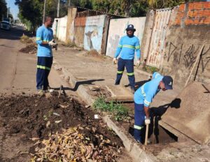 Mutirão limpa mais de 500 bueiros por mês para prevenir enchentes em Hortolândia
