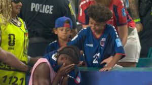 Cabo Verde na história da Copa: Jogador é consolado por filho de 8 anos