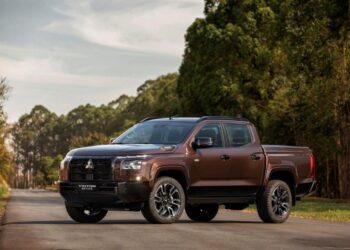 Mitsubishi Triton BF///MS em uma apresentação