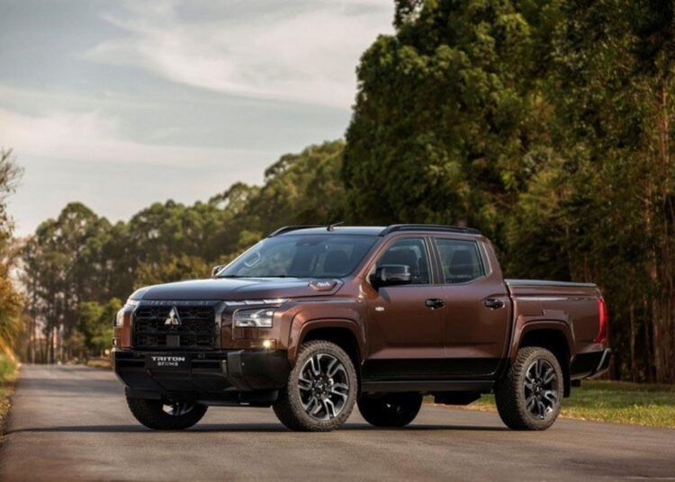 Mitsubishi Triton BF///MS em uma apresentação