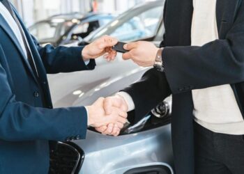 Carros modernos em uma concessionária