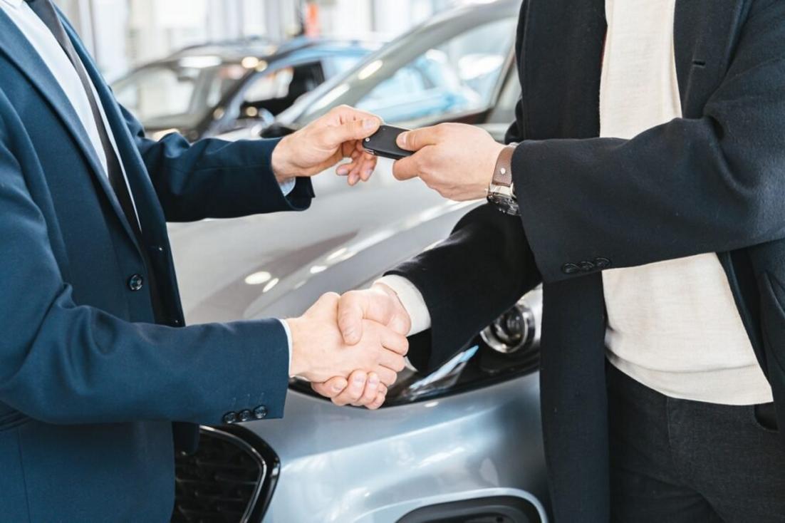 Carros modernos em uma concessionária