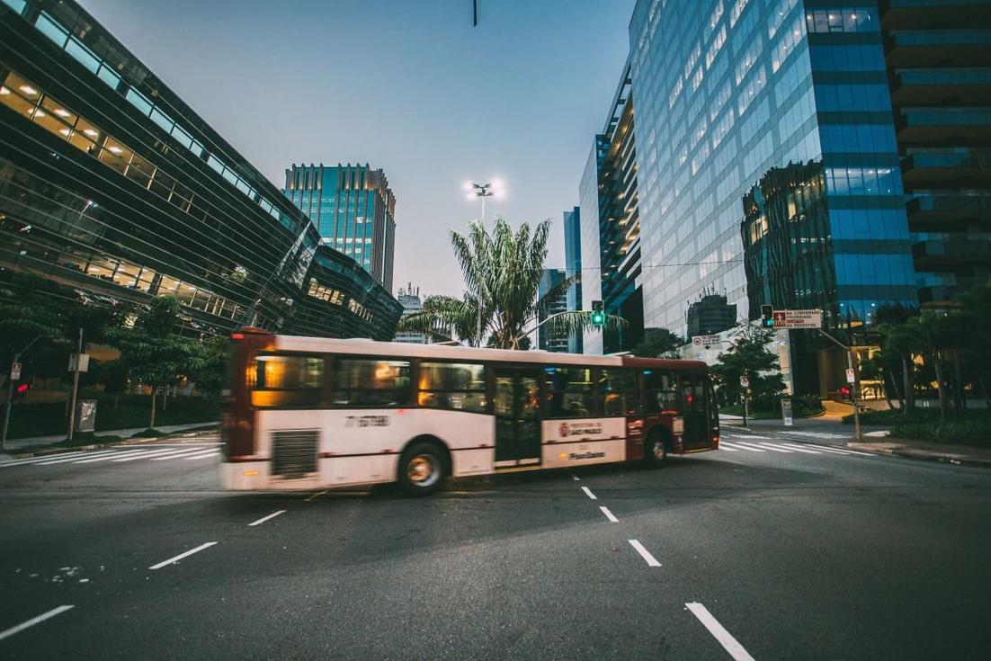 Imagem ilustrativa do conceito de eficiência em ônibus