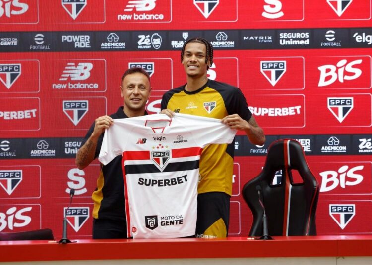 Newton jogador do São Paulo