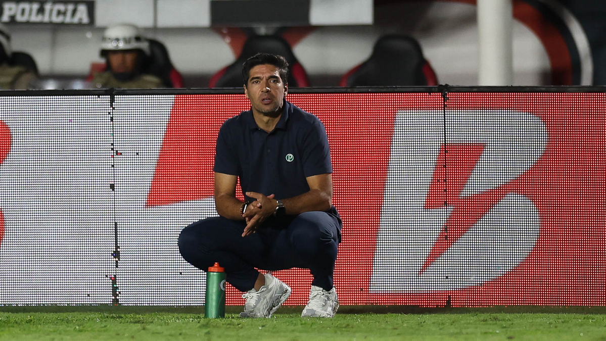Jogadores do Vitória e Palmeiras em ação no Barradão