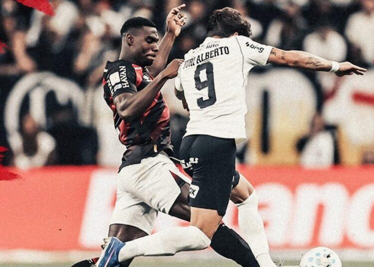 Corinthians e Athletico-PR em campo durante a partida