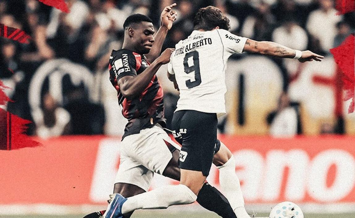 Corinthians e Athletico-PR em campo durante a partida