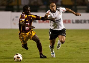Roberto Carlos durante uma partida