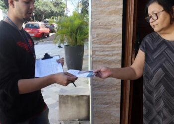 Agentes conversam com moradores e entregam folhetos informativos sobre prevenção da raiva no entorno do Cemitério da Saudade