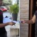 Agentes conversam com moradores e entregam folhetos informativos sobre prevenção da raiva no entorno do Cemitério da Saudade