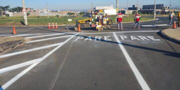 Cruzamento em avenida movimentada recebe reforço na sinalização viária em Hortolândia