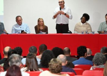 Prefeito assinando projeto de lei sobre curso preparatório e Instituto Escola de Gestão Pública
