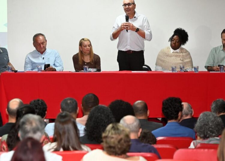 Prefeito assinando projeto de lei sobre curso preparatório e Instituto Escola de Gestão Pública