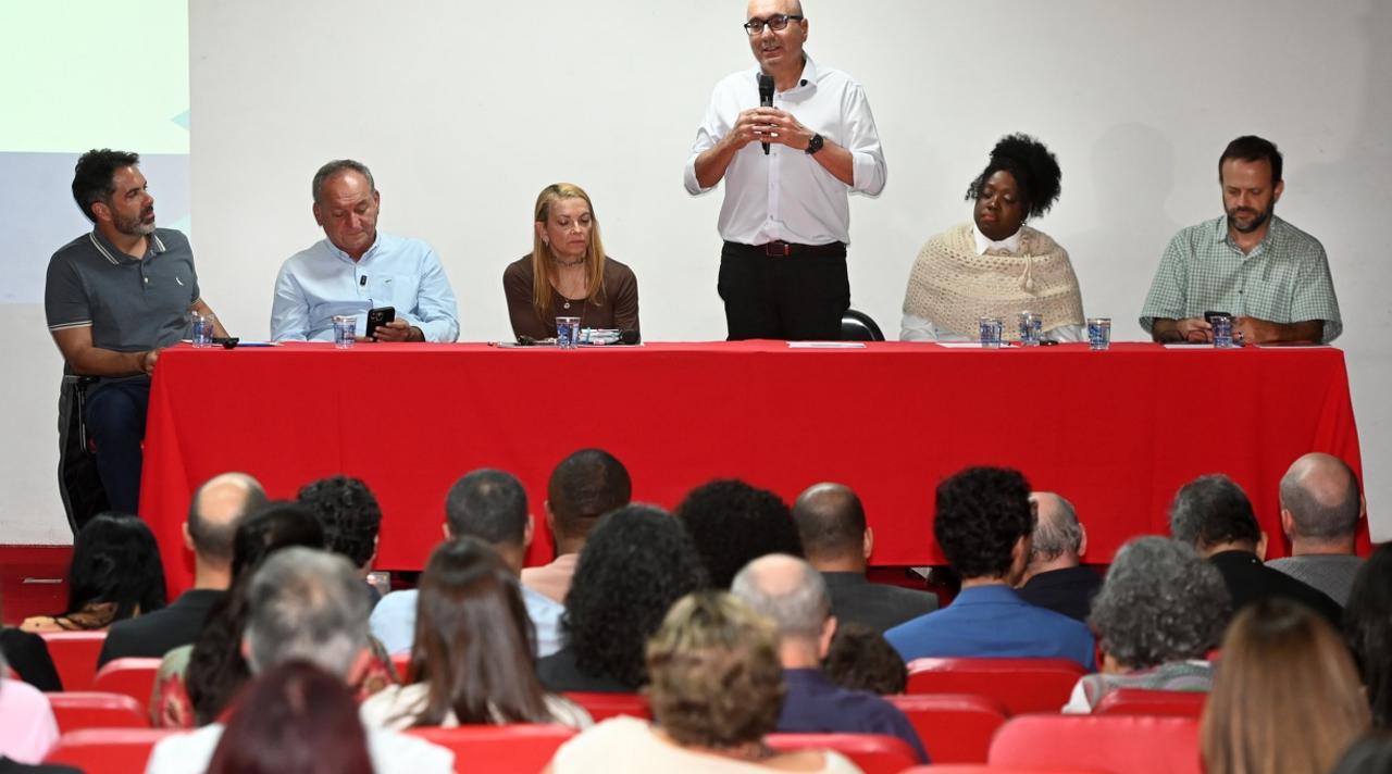 Prefeito assinando projeto de lei sobre curso preparatório e Instituto Escola de Gestão Pública